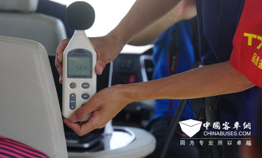 在怠速封闭空调车厢内,车头乘客区噪音测试为56分贝。