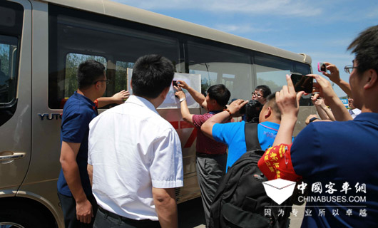 到场客户代表热情为T7可靠性品质进行见证。