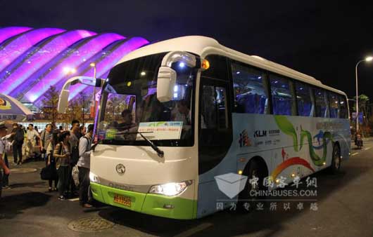 　　金龙纯电动车成为青运会媒体及工作人员通勤主力