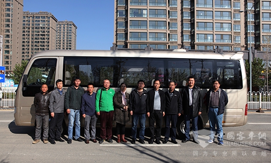 当地客户代表与T7合影留念