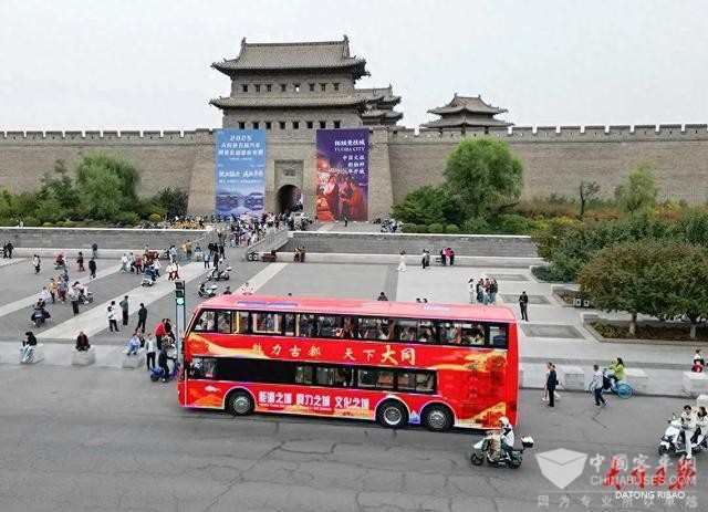 大同双层观光巴士带乘客沉浸式赏景