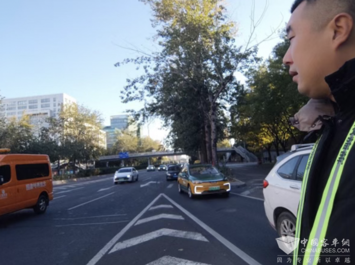 北京公交323 路助力北马畅行