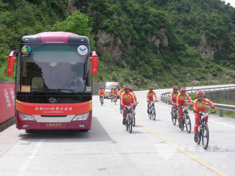 五洲龙为大运骑行队员护航