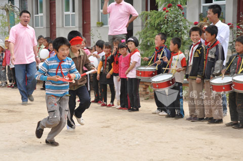 趣味运动会上你追我赶