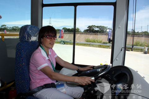 这位女嘉宾也上车体验一把AT客车的良好操作性能