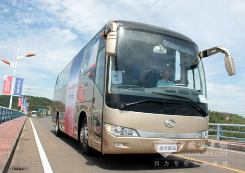 与会嘉宾乘坐大金龙豪华旅游客车6117Y进行试乘体验