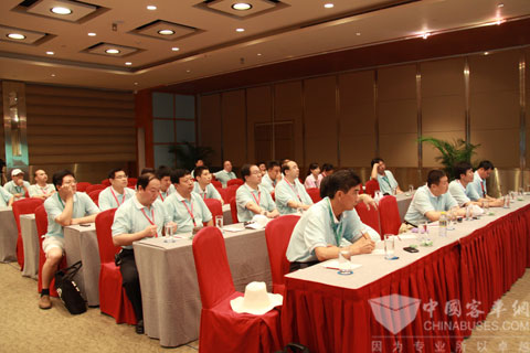 公交运营专家听取自动变速箱介绍