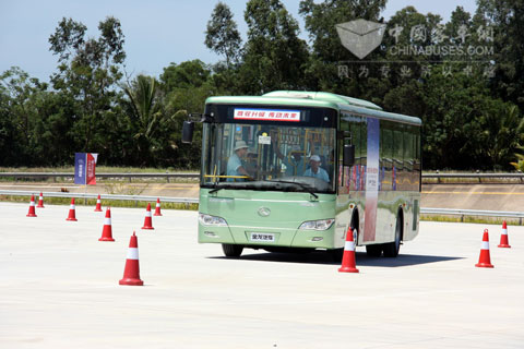 装配艾里逊自动变速箱的大金龙公交车6127G在琼海汽车试验场进行试驾