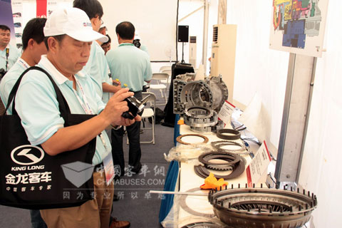 从大金龙奥运会公交车上拆解下来的自动变速箱引起了与会嘉宾的浓厚兴趣