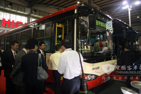 海格客车展台人头攒动