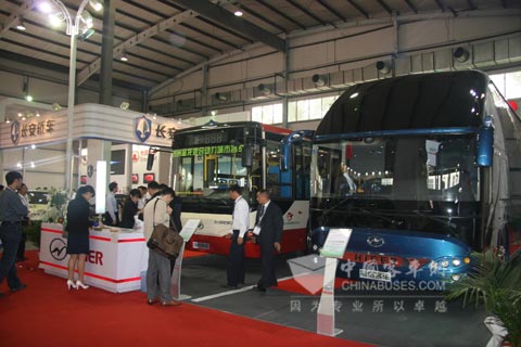 海格客车展台阵势辉宏
