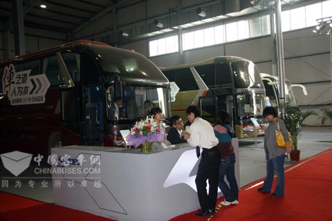 大金龙展台人头攒动