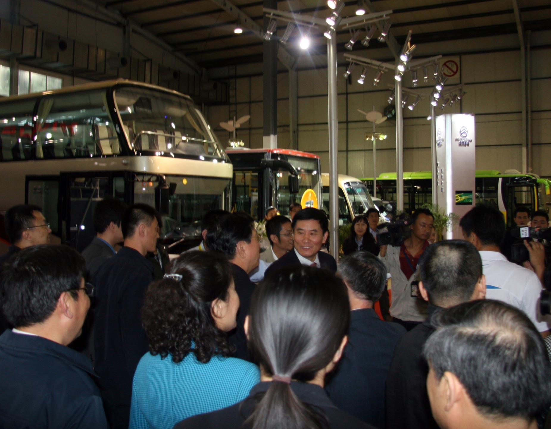 国务院副总理张德江在金旅客车前