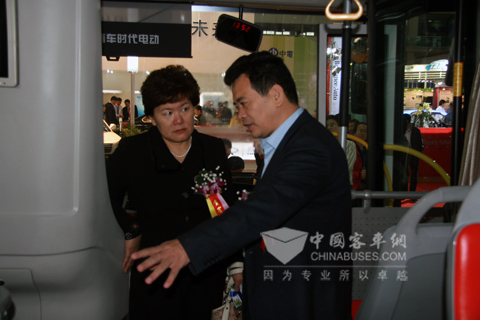 嘉宾细看南车时代新产品