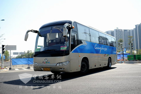 乘坐大金龙XMQ6117Y，运动员们从亚运村启程