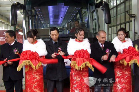 领导和嘉宾为第6000台客车下线剪彩