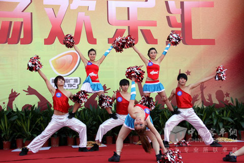 大金龙拉拉队激情表演