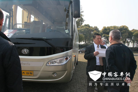 中大精品客车亮相2011上海客车展