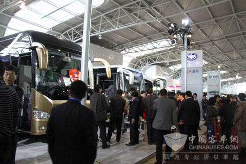 一汽客车展台前熙熙攘攘