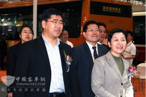 交通部领导视察中大客车