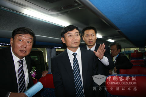 道路运输司司长李刚、常务副会长孔卫国视察中通“世纪星”