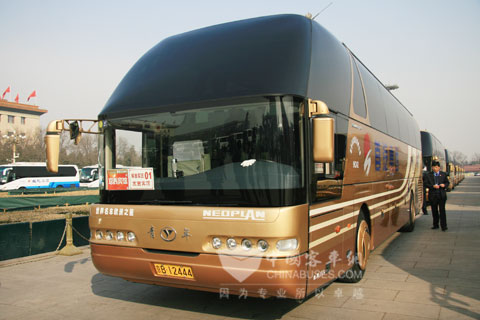 服务两会的青年客车