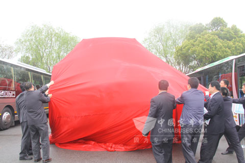 领导共同为新车揭幕