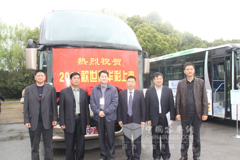 领导于中通“新世纪”前合影