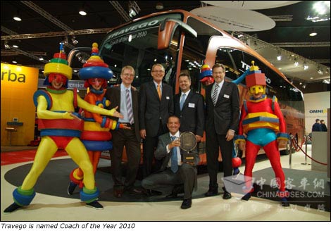 梅赛德斯-奔驰巴士和客车事业部管理人员在Travego车前欢庆胜利