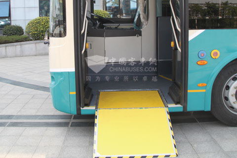 方便残疾人上下车的轮椅踏板，同时乘客门还具有气囊防夹功能