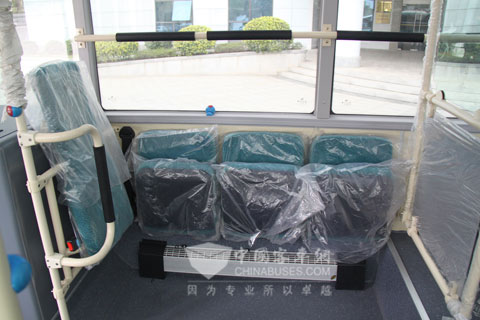 软性靠背，可停靠轮椅，防撞击；可折叠座椅，节省空间