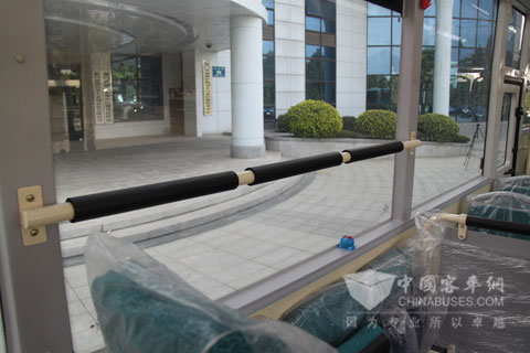 扶手表面加装软化橡胶套，细节体现乘客关怀