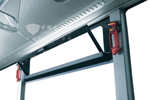 高档隐私玻璃每一侧带两个内翻窗，并配备安全锤