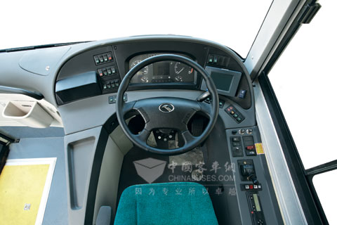 一体化仪表台设计，按钮均匀分布，触手可及