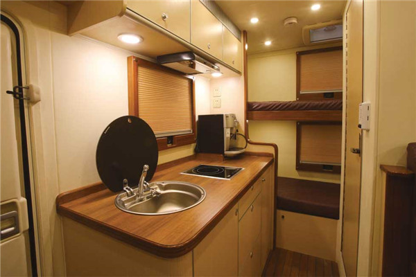 凯伦宾威ZK5080XLJ1房车（柴油国五2-6座）