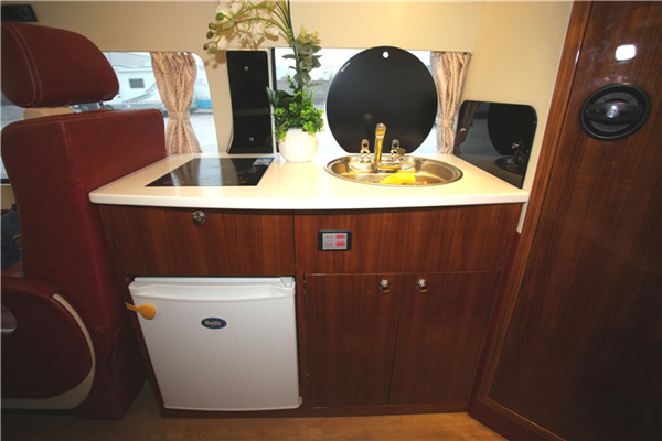 凯伦宾威ZK5040XLJ2房车（柴油国五2-6座）