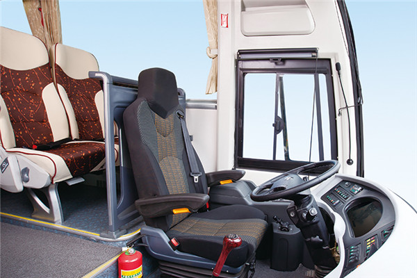 金龙XMQ6113AYD5C客车（柴油国五24-52座）