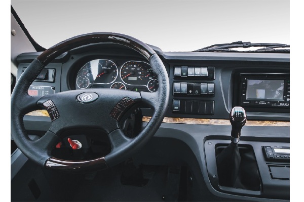 东风超龙EQ6880STV小学生专用校车（柴油国五24-53座）