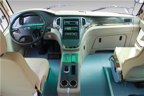 南京金龙NJL6806BEV10客车（纯电动24-31座）