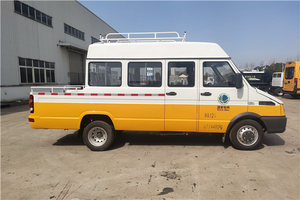 南京依维柯NJ5046XGCZA斗式工程车（柴油国六10-13座）