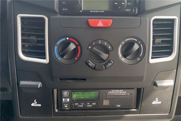 南京依维柯NJ5046XGCZA斗式工程车（柴油国六10-13座）