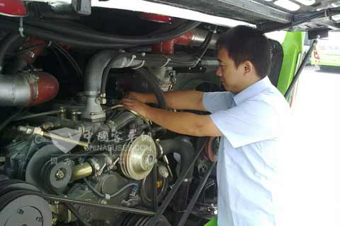 玉柴工作人员正在检测车辆