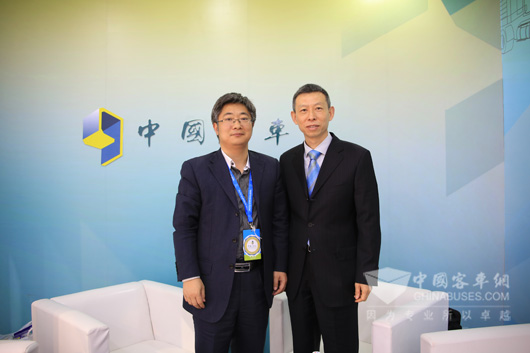 康明斯公司副总裁,东风康明斯发动机公司总经理王宁(右)与中国卡车网总编辑吴永强合影
