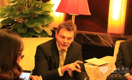 康明斯公司发动机事业部技术总监SteveSaxby接受记者采访